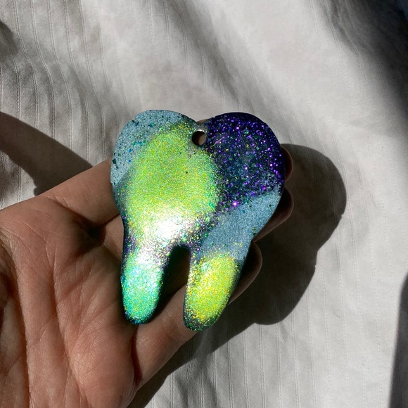 Handmade Resin Tooth Magnet - Picture 1 of 5